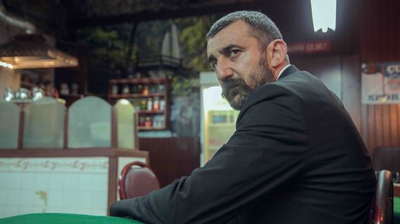 Cumali, Efsun'un karşında!