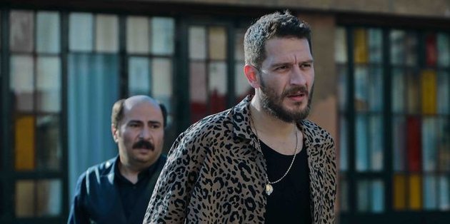 Babasının ölümüyle yüzleşmekte zorlanan Kılıç, Baybars’ın nasıl öldürüldüğünü bilen herkesi ortadan kaldırmaya başlar