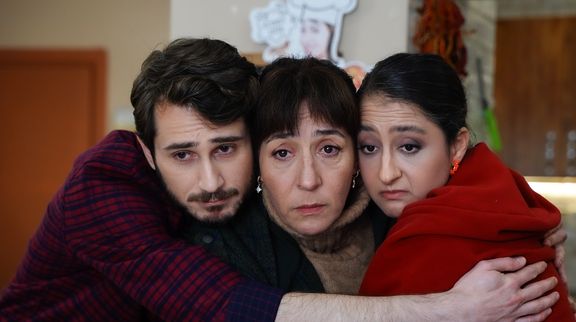 Füsun beyaz güllerin sahibini öğreniyor!