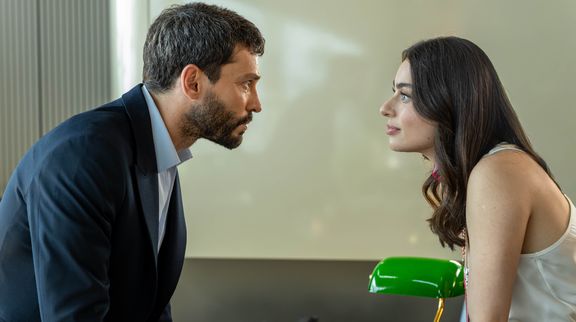 Başarılı avukat Defne Derin, ailesinin yükünü omuzlarında taşırken bir yandan da ortağı olduğu hukuk bürosunu ayakta tutmaya çalışmaktadır. ...