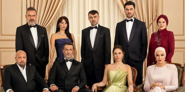 Kızılcık Şerbeti'nin merakla beklenen 5. sezon afişi yayınlandı!